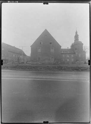 Pirna-Zehista. Schloss (16.-18. Jh.). Straßenansicht mit Schlosskapelle (1742 geweiht)