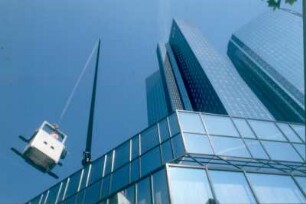 Frankfurt. Deutsche Bank. Ein-Mann-Gondel für Arbeit an schrägen Glasflächen