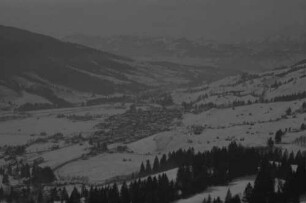 Hindelang: Kurve der Oberjochstraße mit Breitenberg bei Hindelang