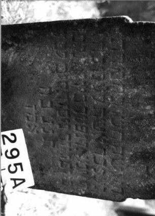 Grabstein 295 (Index: 100085266) Maße HxBxT: 92x57x15 cm Beschreibung: Stele, eingezog. Rundbogenabschluß, Schriftfeld eingetieft: Grabstein 295A