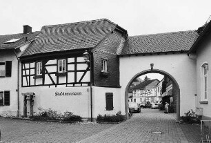 Untertor mit Wachhaus; Wehrheim, Zum Stadttor 33, Zum Stadttor