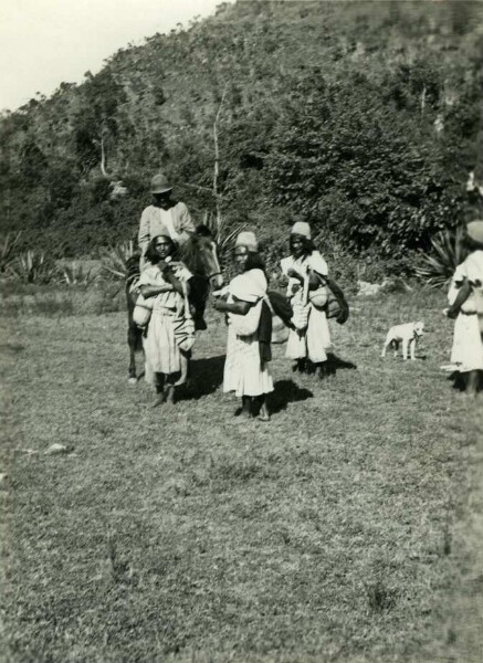 Indios Sammeln sich um ihren vom Staat eingesetzten Kommissar