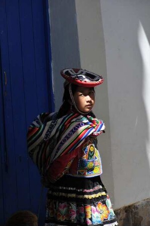 Cusco - Inka-Mädchen in traditioneller Kleidung : Ein Inka-Mädchen in traditioneller Kleidung siejht in die Kamera. Aufgenommen am 30. August 2011 in der einstigen Inka-Hauptstadt Cusco