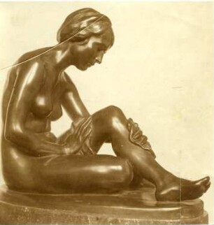 Badendes Mädchen, sitzend : Badendes Mädchen, sitzend. Bronzeguss ; Höhe 45 cm (um 1910; C. Brose)