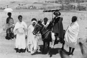 Frau der Amhara : Eine Angehörige der Volksgruppe der Amhara und ihr Gefolge auf Reisen.