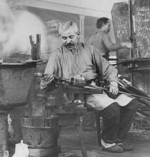 Auftreiben des Mundstückes : Technikgeschichte | Technologie | Glasfabrikation | Flaschen | Hand-Fabrikation