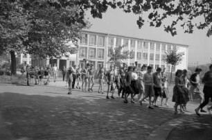 Dresden-Striesen, Fetscherstraße 2. 6. Mittelschule (1957-1958; G. Kintzer, E. Kubin). Straßenansicht mit Schülern (auf dem Weg in den Großen Garten ?)