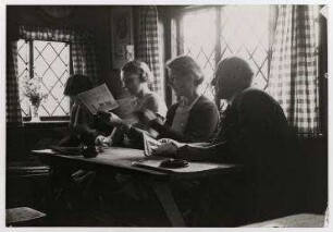 Erich Salomon mit Ishbel MacDonald, Selbstporträt mit Fernauslöser. von rechts: Erich Salomon, Ishbel MacDonald