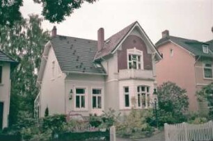 Bismarckallee 18: Stadtvilla: Straßenfront mit Quergiebel, Auslucht und Altan: Giebelseite