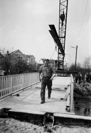 Montage einer Aluminiumbrücke über die Alb zwischen Weiherfeld und Dammerstock