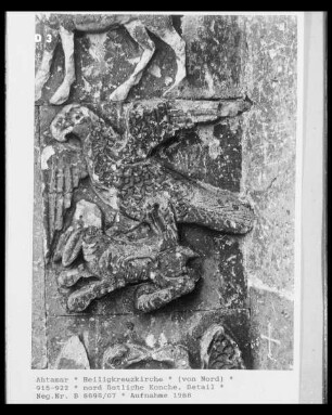 Ein Adler, der ein Kaninchen reißt