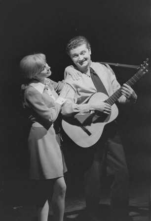 Szenenbilder aus "Karambolage", Operette von Conny Odd (Carlernst Ortwein) mit Libretto von Maurycy Janowski. Metropol-Theater Berlin, 02.04.1971