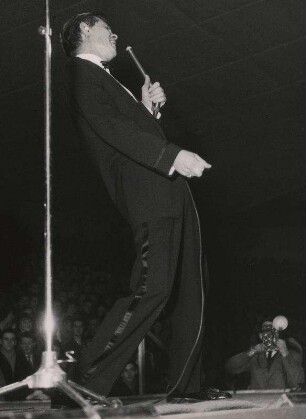 Jonny Ray [singend]