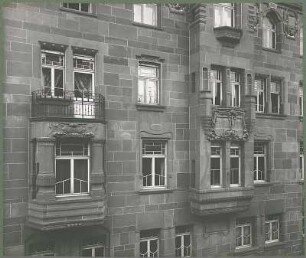 Billing, Hermann; Karlsruhe (Baden-Württemberg), Kaiserstr. 201; Haus Ströbe, Hofapotheke - Fassade, Balkon, Erker, (Teilansicht)