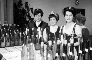Freiburg: Weinbauinstitut; Badische Weinkönigin mit Prinzessinen, vor Flaschen