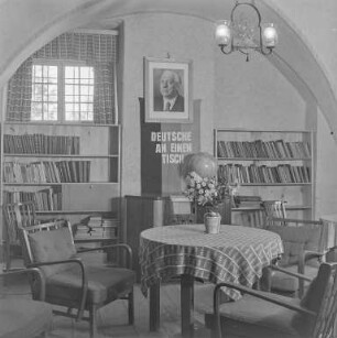 Innenraum mit Bücherregalen : Oberlausitz. Raumaufnahme, Bibliothek