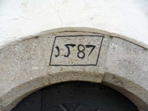 Melpers-Evangelische Kirche - Langhaus Traufseite Nord-Schlußstein der rundbogig gewändeten Tür mit Jahr 1587 (Bauinschrift)