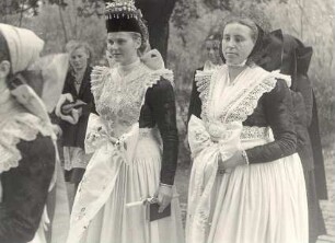 Hochzeit in Radibor : Gesellschaftliche Volkskultur - Sitten im Laufe des menschlichen Lebens - Hochzeit. Ort: Radwor / Radibor. Hochzeitszug auf dem Weg zur Trauung. Die Braut geht mit ihrer Brautführerin und nicht mit dem Bräutigam