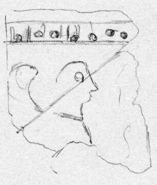 Fragment eines Blechs. Von der Darstellung erhalten der Oberteil einer sitzenden Sphinx. Oben Punktreihe, ...