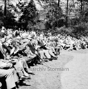 Deutscher Gewerkschaftsbund (DGB): Bad Oldesloe: Naturtheater: Veranstaltung zum 1. Mai (Tag der Arbeit) mit Elfriede Scherschinski, Bürgerworthalter Georg Koch, Kreispräsident Friedrich Hardt, MdL Heinrich Wolgast, Gustav Bomann, Gerhard Roloff, Wilhelm Moog, Kreisvorsitzender Hermann Bössow und Wilhelm Walter, Landesvorsitzender DGB Hamburg