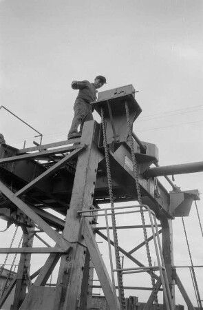 Deutsche Reichsbahn. Gleisbaustelle im Abschnitt Glauchau - Zwickau der Eisenbahnstrecke Dresden - Werdau. Maschine zur lehrschienenlosen Gleisjochverlegung mit Bedienungsstand ohne Geländer