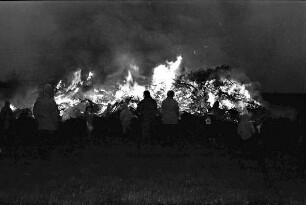 Osterfeuer: Einwohner am Osterfeuer