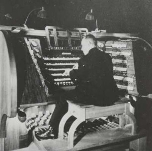 Hanns Ander-Donath (1898-1964; Organist) am fahrbaren Spieltisch (1939-1942; Gebrüder Jehmlich) für die erweiterte Silbermann-Orgel in der Frauenkirche Dresden. Repro nach Fotografie 1942/1944