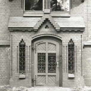Cottbus, Ewald-Haase-Straße 12. Villa der Tuchfabrik Grovermann (Kindergarten) (wohl 1912). Nebenportal