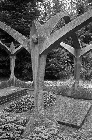 Berlin : Berlin, Waldfriedhof Stahnsdorf, Baldachin-Grabmal aus Beton von Max Taut für Julius Wissinger, 1921, Detail; zu Michael Arenz "Verlassene Schwester, verlassene Geschwister" in edition365_13