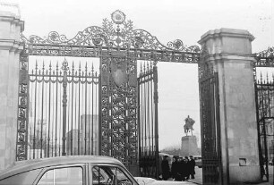 Moskau [Russland]: Sowjetplatz mit Juri-Dolgoniki-Denkmal, Gründer Moskaus, schmiedeisernes Tor