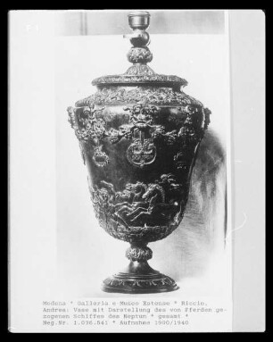 Vase mit Darstellung des von Pferden gezogenen Schiffes des Neptun