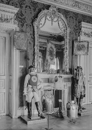 Audienzzimmer : Dresden. Residenzschloss. Georgenbau, Audienzzimmer, Kaminwand mit Kostümfigurinen (links Grand Mousquetaire und rechts Hoftrompeter), Brustharnischen und sächsisch-polnischen Standarten während der Jubiläums-Ausstellung "August der Starke und seine Zeit" dem Thema "Heerwesen" gewidmet