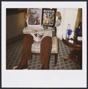 Wolfram Siebeck liest eine russische Zeitung in Moskau im Ritz-Carlton Moskau