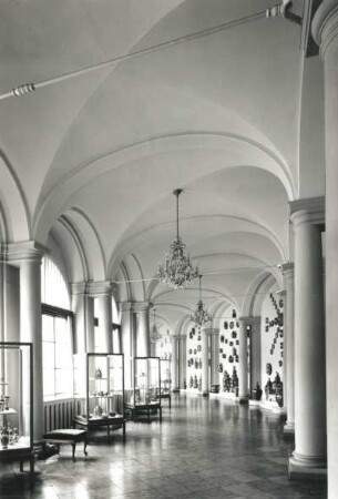 Dresden. Zwinger, Porzellansammlung. Bogengalerie mit chinesischen und japanischen Porzellanen (Neuaufstellung Eröffnung 23. 9. 1962)