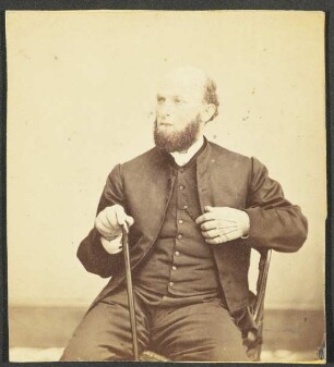 Porträt-Aufnahme des Missionars Johann Gottlieb Auer, sitzend, im Sonntagsanzug