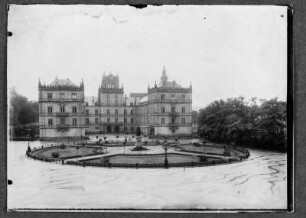 Vorm Schloss Ehrenburg in Coburg : Coburg. Schlossplatz mit Schloss Ehrenburg
