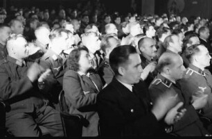 Bukarest: Aro Lichtspielhaus: Publikum Munca si Lumina, Soldaten