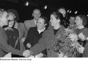 Eine Frau wird begrüßt