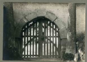 Friedhofstor mit ewigem Licht im Schlußstein, 1612