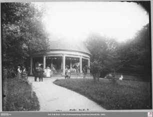 Karusell in Wilhelmsbad von Westen