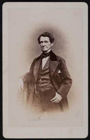 Porträt Julius Christian Koch (1792-1860; Schauspieler). Albuminabzug auf Karton (Carte-de-visite mit Atelieraufdruck verso)