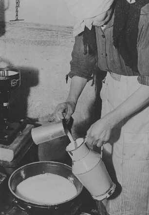 Martha Beck beim Milchverkauf, eine wesentliche Einnahmequelle der Kleinbauern : Milchverkauf, eine wesentliche Einnahmequelle der Kleinbauern