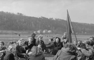 Mitglieder der FDJ während einer Osterfahrt nach Bad Schandau : Wandergruppe während einer Rast am Ufer der Elbe