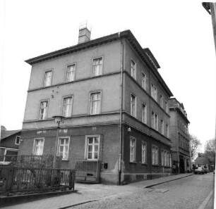 Bad Schandau, Poststraße 5. Postamt (1867/1900) mit Rückgebäude (Teilansicht; um 1900). Straßenansicht von Nordosten