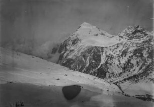 Berggipfel : Blick zu den von Neuschnee bedeckten Gipfeln des Gamsjoch (2452m) und der Gumpenspitze (2175m).