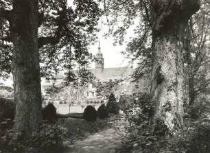 Diesbar-Seußlitz. Schloss. Blick vom Schlosspark zur Kirche