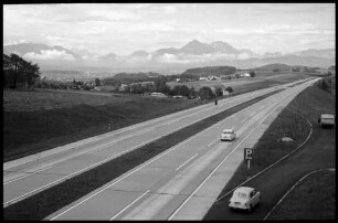 Strass: Autobahn Salzburg-Mondsee, Blick von der Brücke ins Salzachtal