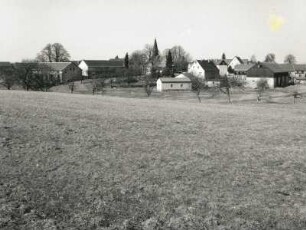 Wachau-Leppersdorf. Ortsteilansicht mit Dorfkirche Leppersdorf. Blick von der Pulsnitzer Straße über Feldfluren