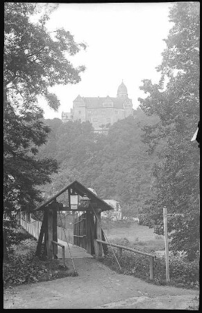 Rochsburg. Schwankender Steg mit Schloss Rochsburg