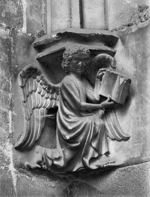 Südportal — Engel als Symbol des Evangelisten Matthäus